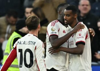 Alexander Isak (kanan) meraikan jaringan gol dengan rakan sepasukan dalam aksi menentang West Ham di Stadium London, kelmarin. - AFP