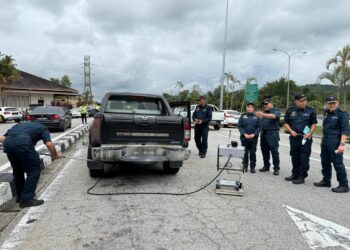 DR. NORHAZNI Mat Sari (tengah) ketika menyertai Op Operasi Gerak Kenderaan Bermotor di Kawasan Rehat dan Rawat Mambau, Lebuhraya Seremban-Port Dickson di Seremban hari ini.-UTUSAN/NOR SHAFIQAH MOHD GHAZALI