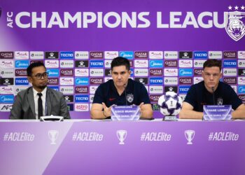 PENGENDALI JDT, Xisco Munoz (tengah) ketika sidang media pra perlawanan Liga Juara-Juara Asia Elite Zon Timur menentang  Shanghai Port FC.-IHSAN JST