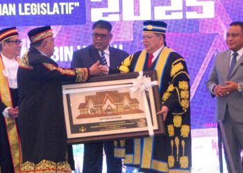 JOHARI Abdul menerima cenderamata daripada Speaker DUN Melaka, Datuk Ibrahim Durum sambil diperhatikan Ab. Rauf Yusoh pada majlis perasmian Persidangan Speaker-Speaker Parlimen dan Dewan Undangan Negeri Se-Malaysia 2025 di Banda Hilir, Melaka, hari ini. - UTUSAN/AMRAN MULUP