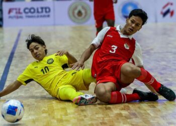 AKSI sengit Malaysia menentang Indonesia dalam Kejuaraan Futsal B-19 ASEAN di Bangkok, kelmarin. - IHSAN FAM