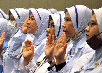 PENSTRUKTURAN semula sistem kerja jururawat secara menyeluruh perlu dilaksanakan segera sebagai langkah mengekang jururawat berkhidmat di luar negara.