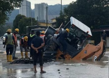 SEBUAH jengkaut terbenam di dalam mendapan tanah di Jalan Enggang, Keramat, petang semalam.