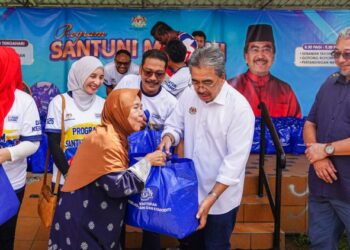 JOHARI Abdul Ghani menyampaikan sumbangan pada Program Santuni Madani Kementerian Perladangan dan Komoditi di Perumahan Awam Sri Perlis 2, Kuala Lumpur, semalam. - UTUSAN/ISKANDAR ISHAK