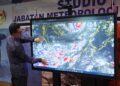 Ketua Pengarah Jabatan Meteorologi Malaysia, Dr. Mohd. Hisham Mohd. Anip menunjukkan imej satelit ramalan Ribut Tropika Senyar yang membawa hujan lebat luar biasa, baru-baru ini. – MINGGUAN/FAUZI BAHARUDIN