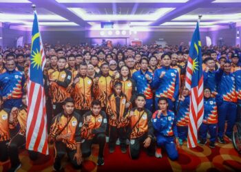 MENTERI Belia dan Sukan, Hannah Yeoh (tengah) bersama atlet negara pada Majlis Penyerahan Jalur Gemilang Kontinjen Malaysia Sukan SEA Ke-33 dan Para ASEAN Ke-13 Thailand 2025 di Majlis Sukan Negara (MSN), Bukit Jalil, semalam. FOTO/AFIQ RAZALI
