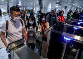 PELANCONG asing menggunakan kemudahan autogate di kaunter Jabatan Imigresen semasa tinjauan di Lapangan Terbang Antarabangsa Kuala Lumpur (KLIA). - UTUSAN/FAISOL MUSTAFA