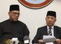 JOACHIM Gunsalam (kanan) berucap diiringi oleh Menteri Pembangunan Belia, Kemajuan Sukan dan Ekonomi Kreatif Sabah, Datuk Nizam Titingan ketika sidang akhbar selepas mengangkat sumpah sempena pelantikan menteri-menteri Kabinet Negeri Sabah di Kediaman Rasmi Ketua Menteri Sabah, Sri Gaya, Kota Kinabalu, semalam. - UTUSAN/AMIR KHALID