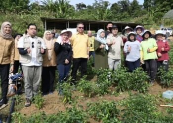 JAMAWI Jaafar (tengah) ketika melawat ladang sayur-sayuran di Bukit Layang-Layang, Ulu Paal, Tenom, Sabah, hari ini. - UTUSAN/HARDY JOE