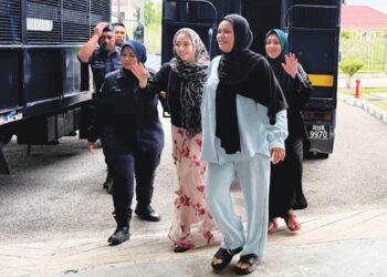 SEBAHAGIAN tertuduh diiringi polis semasa menghadiri prosiding perbicaraan di Mahkamah Kota Bharu, Kelantan semalam.