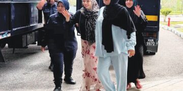 SEBAHAGIAN tertuduh diiringi polis semasa menghadiri prosiding perbicaraan di Mahkamah Kota Bharu, Kelantan semalam.