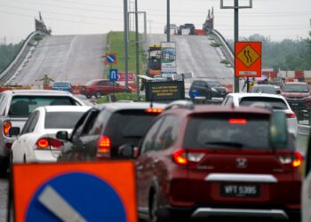 PENGGUNA jalan raya dI Kota Warisan, Sepang berdepan kesesakan teruk setiap hari ekoran projek naik taraf jalan yang dilaksanakan di kawasan itu. – UTUSAN/FAISOL MUSTAFA