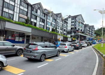 KEADAAN kesesakan trafik di Cameron Highlands ketika tinjauan semalam. – UTUSAN/AIN SAFRE BIDIN