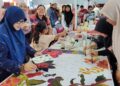AKTIVITI mencanting batik turut mendapat sambutan pengunjung Karnival Sawah Tanjung Karang yang dianjurkan UPM di Tanjung Karang, Selangor, semalam.