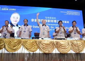 WEE Ka Siong (tengah) merasmikan Perhimpunan Agung Tahunan MCA di Wisma MCA, Kuala Lumpur, semalam.