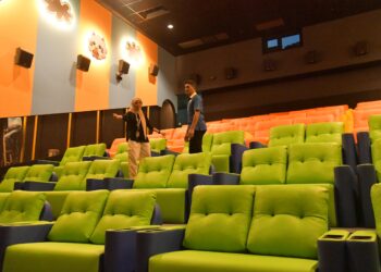 ASRUL Aimran Abd. Jalil (kanan) meninjau kemudahan panggung wayang yang akan dibuka di Kangar Jaya Mall, Kangar, Perlis. 
– UTUSAN/IZLIZAN OTHMAN