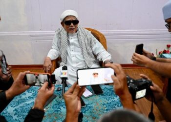 ABDUL Hadi Awang semasa sidang akhbar di kediamannya selepas menyampaikan kuliah di Masjid Rusila, Marang, Terengganu, semalam. – UTUSAN/PUQTRA HAIRRY