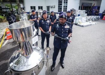 HUSSEIN Omar Khan menunjukkan sebahagian alat memproses dadah yang dirampas dalam sidang akhbar di Balai Polis Semenyih semalam.-UTUSAN/MUHAMAD IQBAL ROSLI