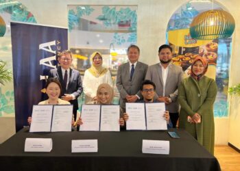 MADINAH (belakang, dua dari kiri) menyaksikan majlis menandatangani MoU oleh Joyce (depan, kiri), Husna dan Adib bagi memperkukuh keusahawanan sektor makanan dan minuman (F&B).