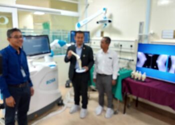 DR.Mohd. Azman Yacob (tengah) diberi penerangan mengenai fungi dan kegunaan robotik  untuk pembedahan lutut di Hospital Raja Perempuan Zainab II (HRPZ II), Kota Bharu, Kelantan.