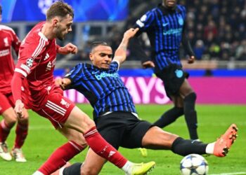 Pemain pertahanan Liverpool, Conor Bradley diasak pemain Inter Milan, Manuel Akanji ketika dia cuba merembat bola ke gawang gol dalam saingan Liga Juara-Juara di San Siro, semalam. - AFP