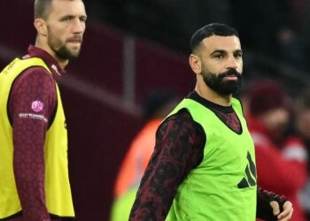 Penyerang Liverpool, Mohamed Salah (kanan) hanya duduk di bangku simpanan semasa aksi Liga Perdana Inggeris menentang West Ham United minggu lalu. - AFP