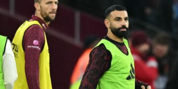 Penyerang Liverpool, Mohamed Salah (kanan) hanya duduk di bangku simpanan semasa aksi Liga Perdana Inggeris menentang West Ham United minggu lalu. - AFP