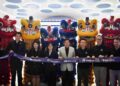 JEFF Lim (kiri) bersama Naib Presiden Jabatan Pengurusan Penyewaan, SkyAvenue, Resorts World Genting, Melissa Wong (tiga dari kiri) semasa perasmian pembukaan cawangan utama pertama di SkyAvenue, Resorts World Genting.
