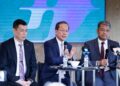 IZHAM Ismail (tengah), Ketua Pegawai Operasi Malaysia Airlines, Kapten Nasaruddin A. Bakar (kanan), dan Ketua pegawai Strategi Kumpulan MAG, Bryan Foong Chee Yeong (kiri) pada sesi taklimat media, di M Resort & Hotel, di sini hari ini. - UTUSAN/SHIDDIEQIIN ZON