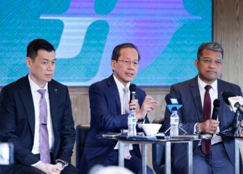 IZHAM Ismail (tengah), Ketua Pegawai Operasi Malaysia Airlines, Kapten Nasaruddin A. Bakar (kanan), dan Ketua pegawai Strategi Kumpulan MAG, Bryan Foong Chee Yeong (kiri) pada sesi taklimat media, di M Resort & Hotel, di sini hari ini. - UTUSAN/SHIDDIEQIIN ZON