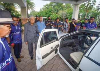 Dr. Mahathir Mohamad melihat kereta Proton edisi terhad Limosin dan Eksekutif ketika menerima kunjungan hormat pemilik Proton Edisi Terhad (Limosin dan Eksekutif) di Yayasan Kepimpinan Perdana, Putrajaya, semalam. – UTUSAN/FAISOL MUSTAFA