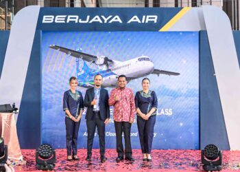 PENGURUS Besar Berjaya Air Sendirian Berhad, Mohd Amri Mohd Akib (dua kiri) bersama Ketua Pegawai Eksekutif Berjaya Group, Syed Ali Syed Shahul Hameed ketika sesi bergambar pada Majlis Pelancaran Penerbangan ATR 72-600 Berjaya Air di The Boulevard, Berjaya Times Square di sini, hari ini. - UTUSAN/SYAKIR RADIN