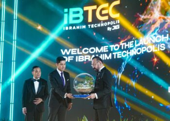 PRESIDEN Johor Corparation (JCorp) dan Pengerusi Jland Group, Datuk Syed Mohamed Syed Ibrahim (kanan) menyerahkan cenderahati kepada Tunku Panglima Johor, Tunku Abdul Rahman Sultan Ibrahim (tengah) pada Majlis Pelancaran Ibrahim Technopolis (IBTEC) di Dataran Mahkota di sini, semalam. - UTUSAN/ISKANDAR ISHAK
