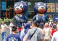 PENGUNJUNG dari dalam dan luar negara yang mengunjungi Jalan Bukit Bintang tidak melepaskan peluang bergambar dengan maskot gergasi Tahun Melawat Malaysia (TMM) 2026. TMM yang dilancarkan malam tadi bakal menarik lebih 40 juta pelancong. – UTUSAN/ISKANDAR ISHAK