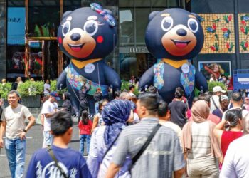 PENGUNJUNG dari dalam dan luar negara yang mengunjungi Jalan Bukit Bintang tidak melepaskan peluang bergambar dengan maskot gergasi  Tahun Melawat Malaysia (TMM) 2026. TMM yang dilancarkan malam tadi bakal menarik lebih 40 juta pelancong. – UTUSAN/ISKANDAR ISHAK