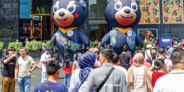 PENGUNJUNG dari dalam dan luar negara yang mengunjungi Jalan Bukit Bintang tidak melepaskan peluang bergambar dengan maskot gergasi  Tahun Melawat Malaysia (TMM) 2026. TMM yang dilancarkan malam tadi bakal menarik lebih 40 juta pelancong. – UTUSAN/ISKANDAR ISHAK
