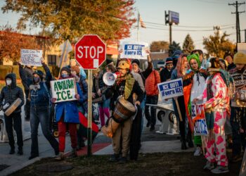 SEKUMPULAN penunjuk perasaan menyertai demonstrasi berhampiran kem tahanan Imigresen dan Kastam di Broadview, Illinois.-AFP
