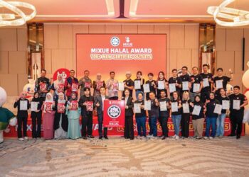 PENGURUS Besar MIXUE Malaysia, Wang Wei Long dan Pengarah Bahagian Pengurusan Halal, Jabatan Kemajuan Islam Malaysia (JAKIM), Muhyiddin Aziz@Saari bergambar bersama para tetamu yang hadir ke Majlis Anugerah Halal bagi 100 cawangan MIXUE Malaysia. – UTUSAN/SHIDDIEQIIN ZON