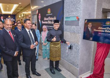 MOHAMMED Taufiq mengimbas kad perakam waktu (clock-in) di lobi KBS hari ini.