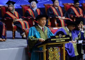 MOHD. Khalid Ismail ketika menyempurnakan Istiadat Konvokesyen Kolej UNIKOP Ke-5 bertemakan `Sebuah Legasi Kejayaan, Melakar Masa Depan’  di Maktab Polis Diraja Malaysia (PDRM) Kuala Lumpur di sini, hari ini.