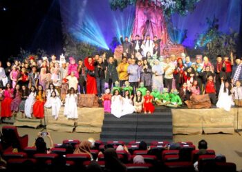 MOHD. AMRAN Mohd. Haris (tengah) bergambar kenangan bersama barisan pelakon teater ‘Persidangan Hantu, Permainan Terakhir’ di Panggung Seni Kompleks JKKN Melaka, Ayer Keroh, malam tadi. - UTUSAN/AMRAN MULUP