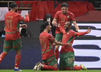 Penyerang Maghribi, Ayoub El Kaabi meraikan jaringan gol dilakukannya dengan rakan sepasukan dalam aksi sulung Piala Negara-Negara Afrika menentang Comoros di Stadium Putera Moulay Abdellah, Rabat, kelamrin. - AFP