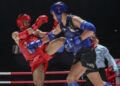 Muhammad Mikail Ghazali Zulfikar (kanan) mengasak atlet Thailand, Suphakon Sirilun dalam pertarungan kategori 57 kilogram lelaki Sukan SEA Thailand 2025 di Stadium Boxing Lumpinee, Bangkok, semalam. - UTUSAN/FARIZ RUSADIO