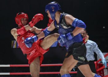 Muhammad Mikail Ghazali Zulfikar (kanan) mengasak atlet Thailand, Suphakon Sirilun dalam pertarungan kategori 57 kilogram lelaki Sukan SEA Thailand 2025 di Stadium Boxing Lumpinee, Bangkok, semalam. - UTUSAN/FARIZ RUSADIO