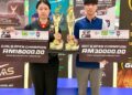 Bintang boling muda negara, Lavinia Kho (kiri) menunjukkan trofi dan hadiah kemenangan selepas muncul juara kategori terbuka wanita Kejohanan MILO Storm U22 International Junior All-Stars edisi Jubli Perak.-IHSAN PENGANJUR