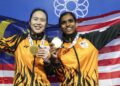 M. Thinaah-Pearly Tan menewaskan beregu Indonesia, Febriana Dwipuji Kusuma-Meilysa Trias Puspita Sari untuk menang pingat emas Sukan SEA 2025 di Bangkok, semalam. - UTUSAN/FARIZ RUSADIO