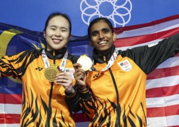 M. Thinaah-Pearly Tan menewaskan beregu Indonesia, Febriana Dwipuji Kusuma-Meilysa Trias Puspita Sari untuk menang pingat emas Sukan SEA 2025 di Bangkok, semalam. - UTUSAN/FARIZ RUSADIO