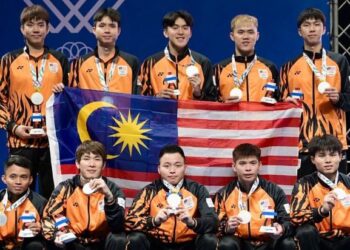 SKUAD badminton lelaki negara meraih pingat perak dalam acara berpasukan selepas tewas kepada Indonesia 3-0 dalam perlawanan akhir di Bangkok, kelmarin. - IHSAN MSN