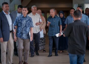 MUHYIDDIN Yasin selepas menghadiri Mesyuarat Majlis Pimpinan Tertinggi Sekretariat Orang Melayu Kali ke-2 di Putrajaya hari ini. - UTUSAN/FAIZ ALIF ZUBIR