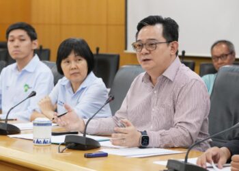 Datuk Ir. Lawrence Low Ah Keong (kanan)